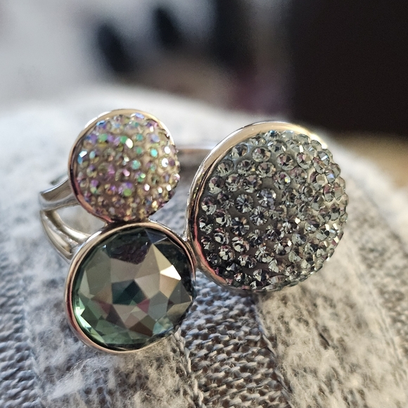 Authentic DANIELSWAROVSKI ToneBIue Crystal Ring - Picture 6 of 10